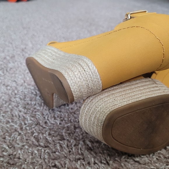 Antonio Melani yellow wedge sandals - Picture 6 of 9